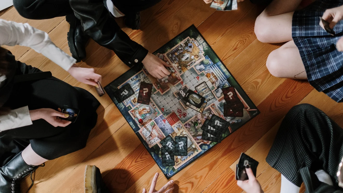 Bordspel op de eettafel van Villa 21 tijdens een regenachtige dag op Texel