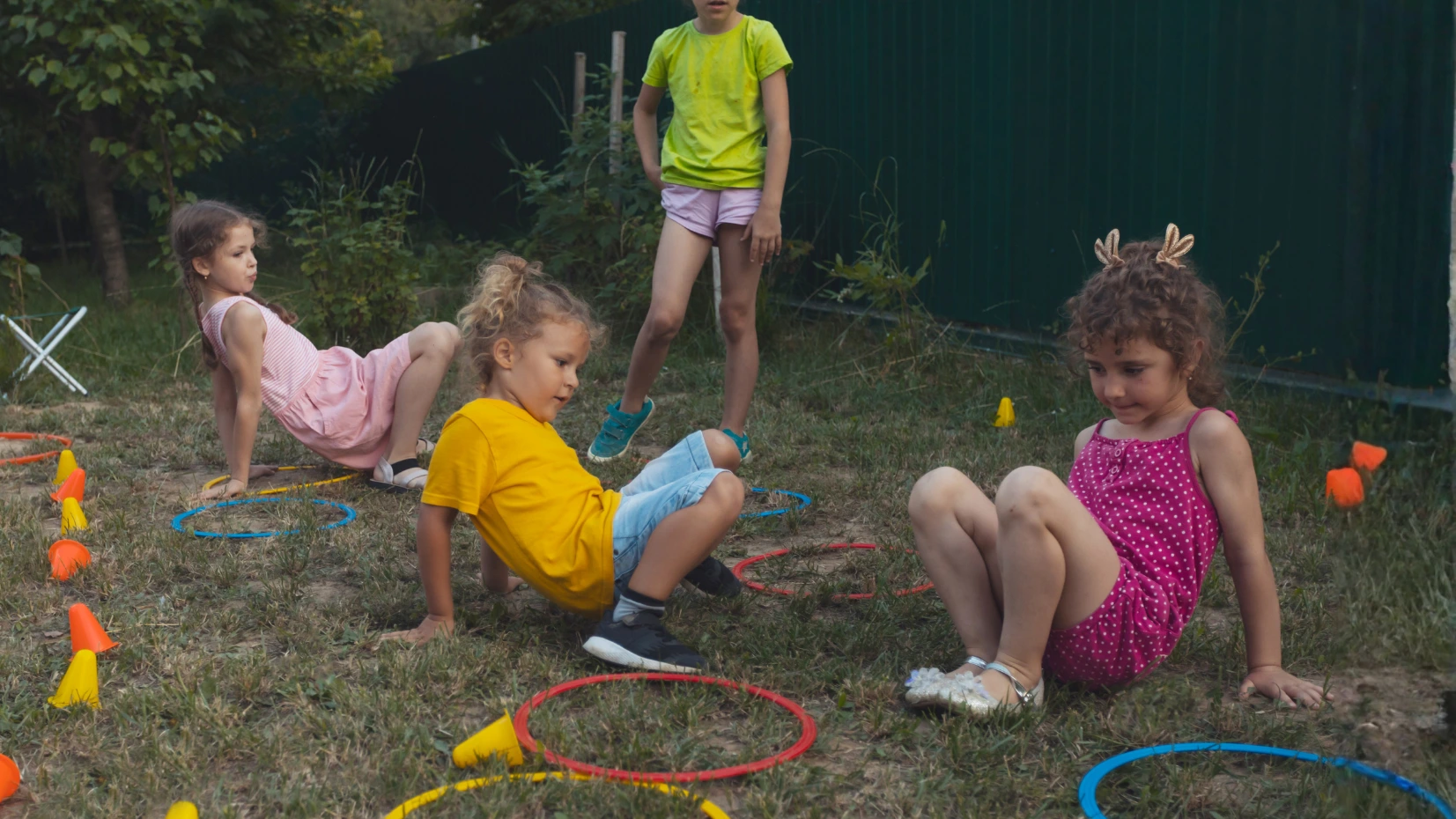 Kinderen spelen in de volledig omheinde tuin van Villa 21 op Texel