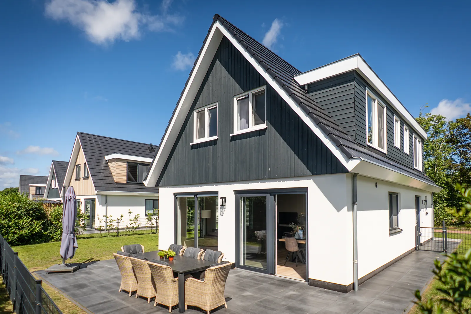 Hund im vollständig eingezäunten Garten des Ferienhauses Villa 21 auf Texel