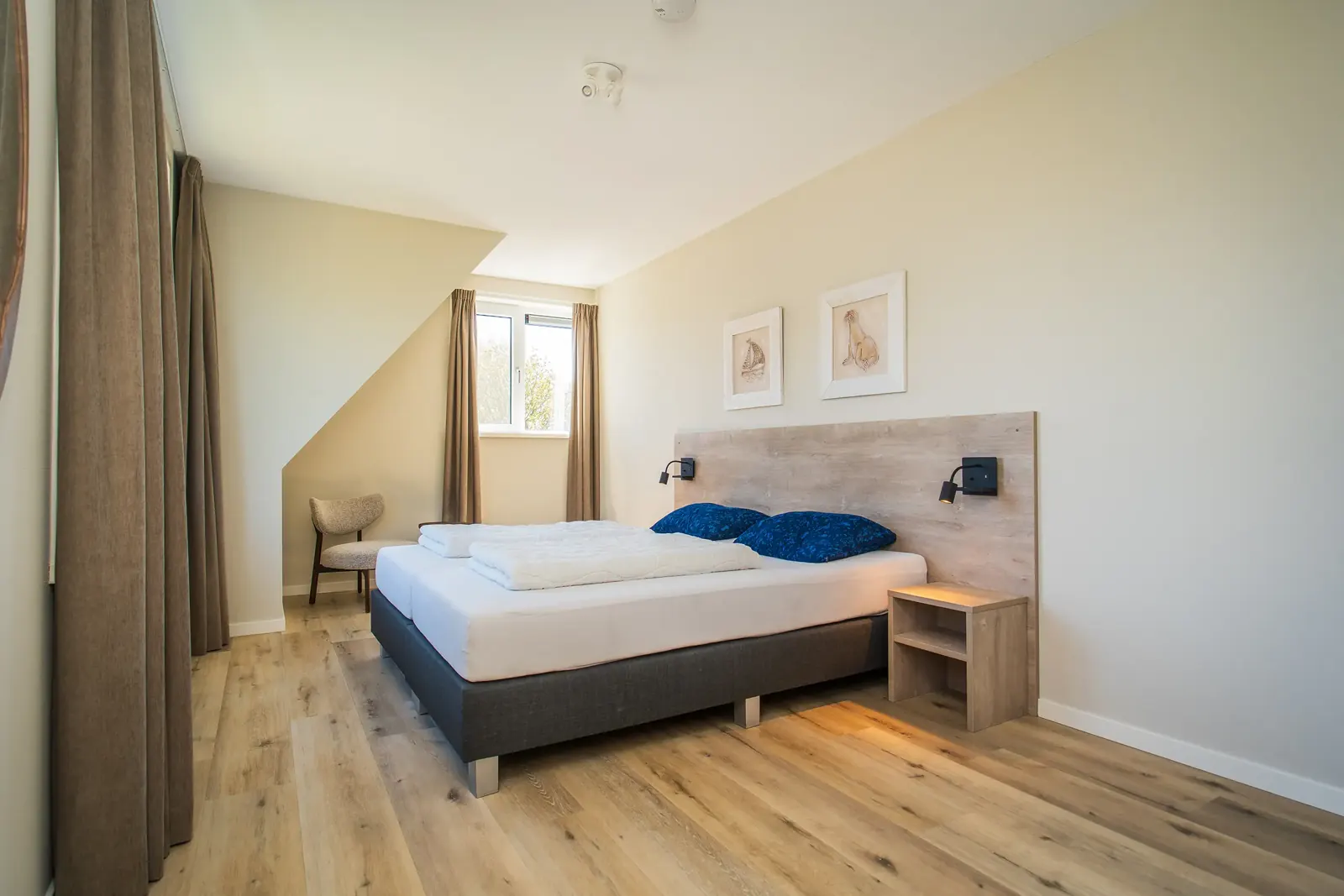 Schlafzimmer im Obergeschoss mit Doppelbett unter der Schräge